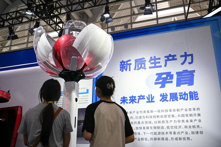 6月20日，與會者參觀天津云圣智能科技有限責(zé)任公司展區(qū)展出的“圣·寶蓮燈”全自主無人機(jī)巡檢系統(tǒng)。新華社記者 孫凡越 攝