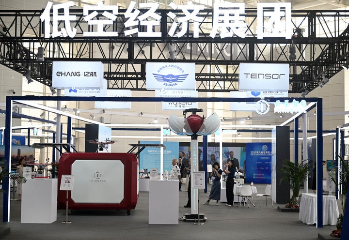 6月20日，參觀者在博覽會低空經(jīng)濟(jì)展團(tuán)參觀。新華社記者 趙子碩 攝