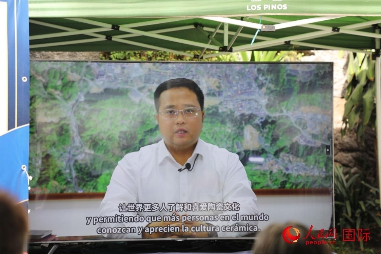 德化縣人民政府縣長方俊欽視頻致辭。人民網(wǎng) 埃內(nèi)斯托·多明戈斯攝