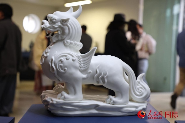 展覽現(xiàn)場(chǎng)的德化白瓷。人民網(wǎng) 埃內(nèi)斯托·多明戈斯攝