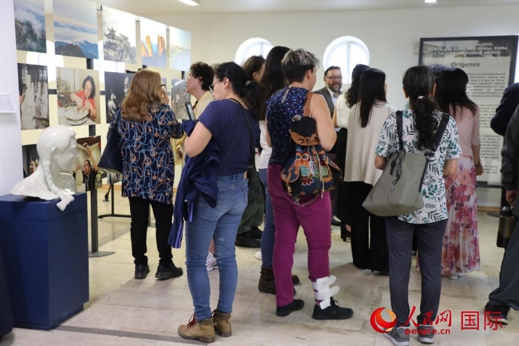 在展覽現(xiàn)場(chǎng)，觀眾們駐足欣賞德化白瓷和墨西哥彩瓷。人民網(wǎng) 埃內(nèi)斯托·多明戈斯攝