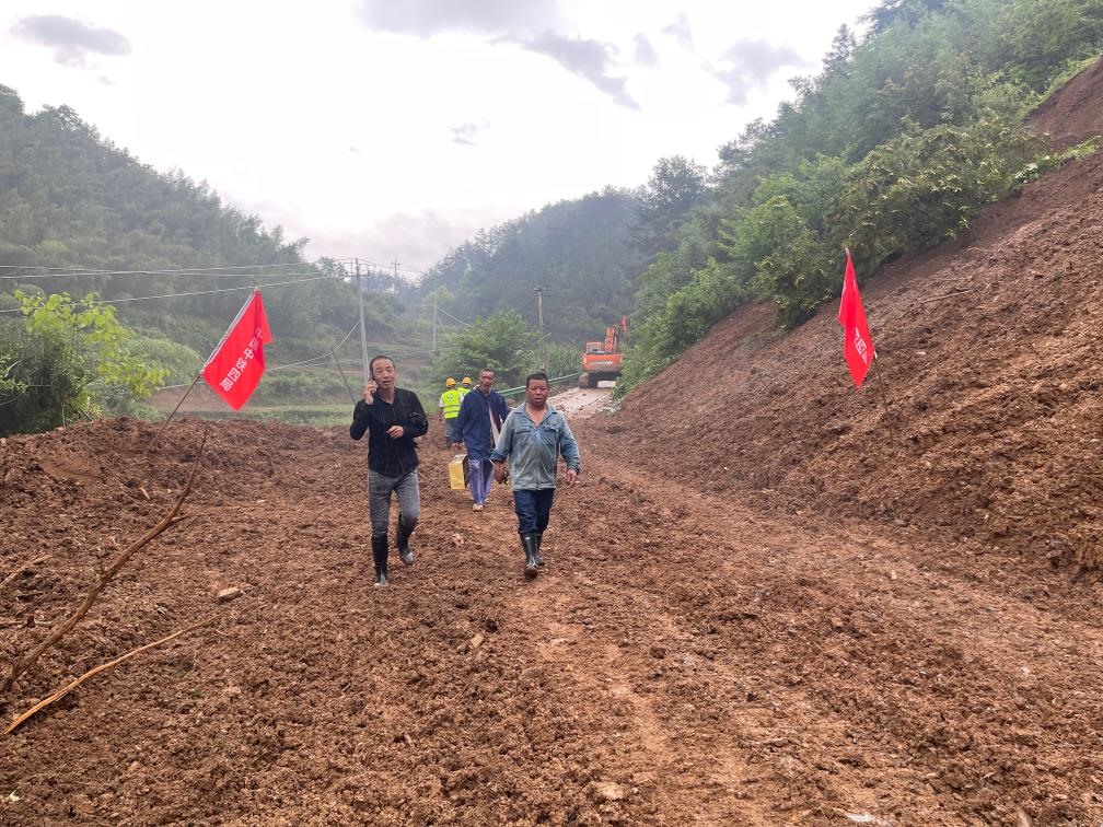 6月22日，木石里008縣道最后一個(gè)塌方點(diǎn)搶通。（受訪者供圖）