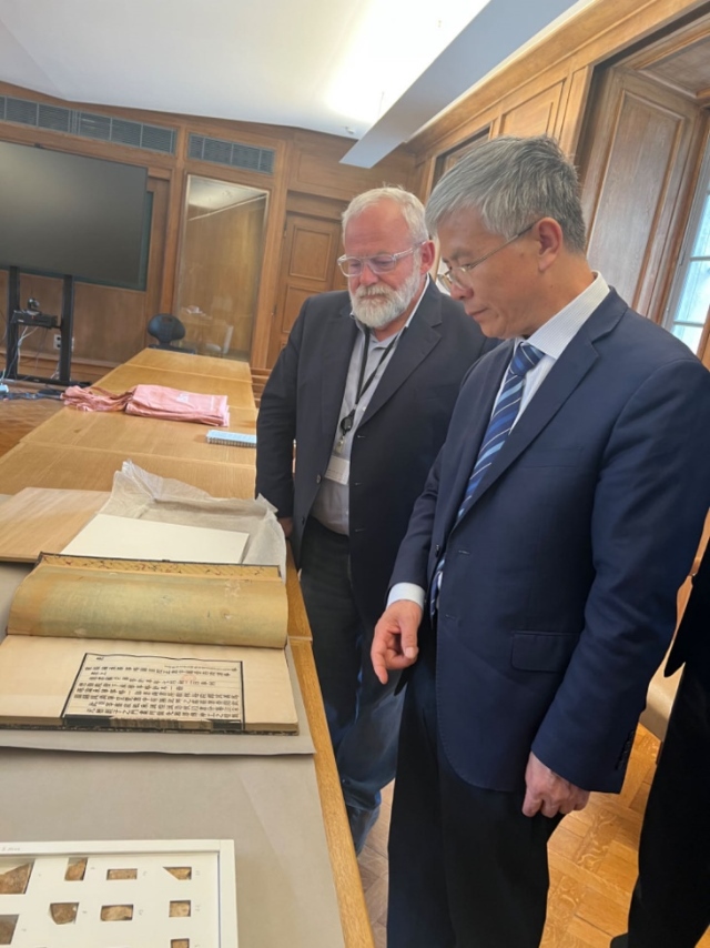 山東大學(xué)校長李術(shù)才率團(tuán)訪問法國國家圖書館。山東大學(xué)供圖