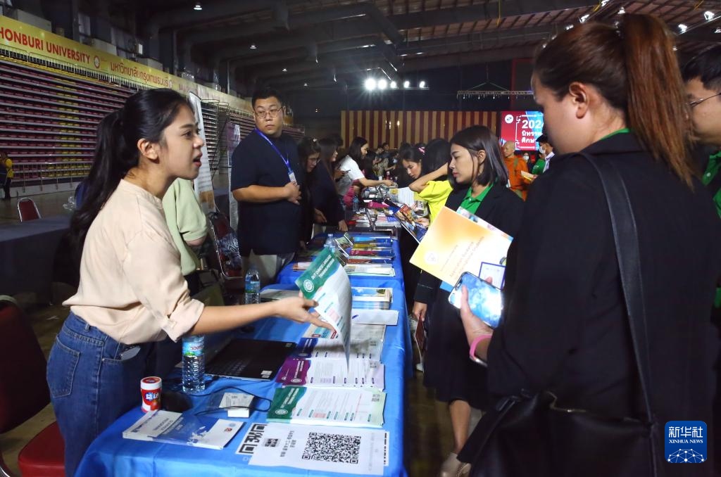 6月22日，在泰國曼谷吞武里大學(xué)舉辦的中國高等教育展上，學(xué)生在中國高校展臺前了解信息。新華社記者 孫瑋彤 攝