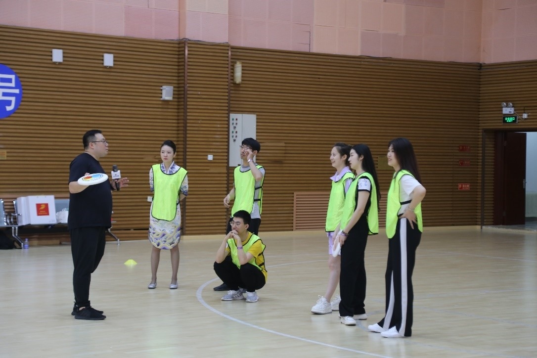 在“友趣體驗營”上，年輕用戶正在學(xué)習(xí)飛盤運動技巧。 受訪者供圖