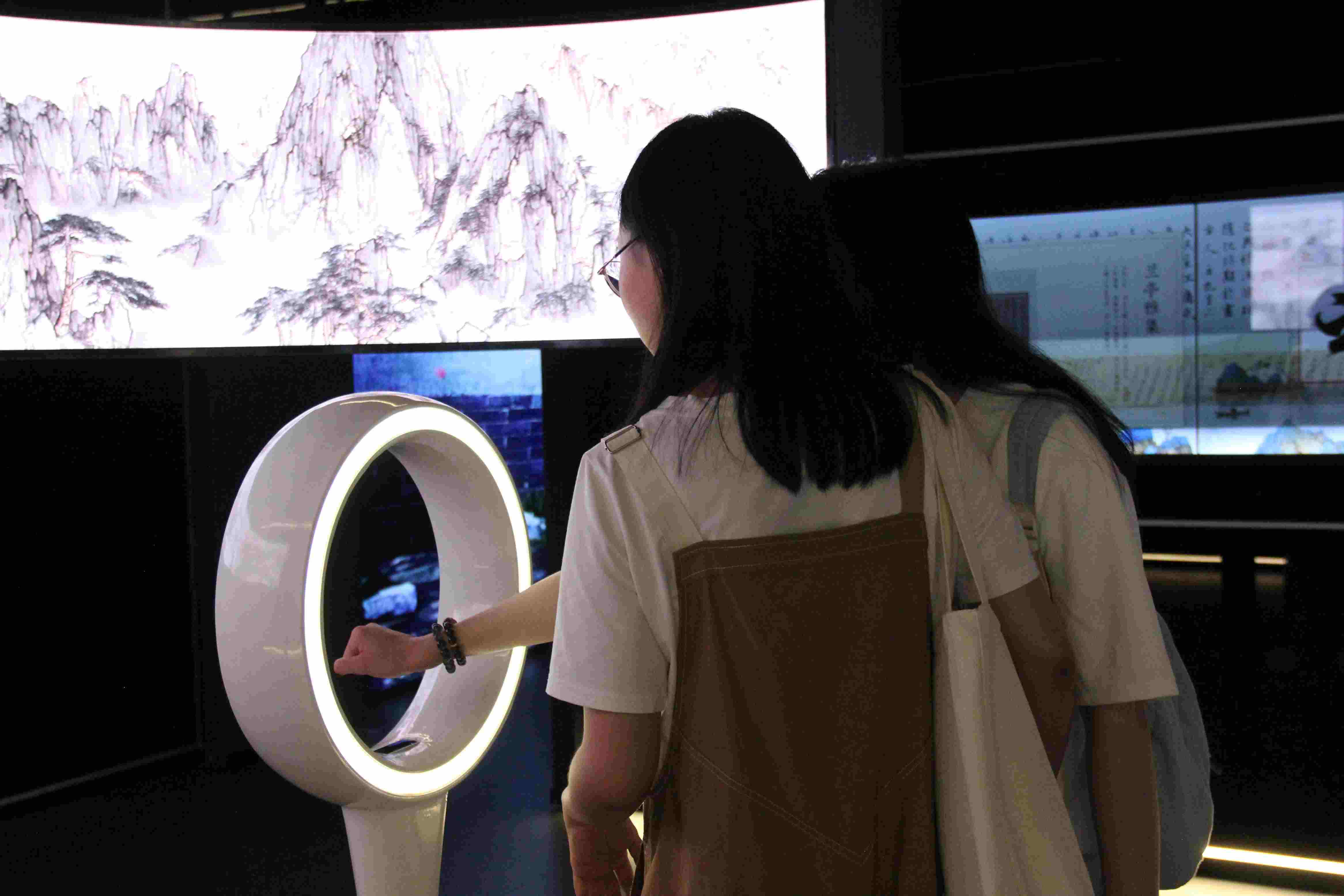 游客在“元啟金陵”南京數(shù)字文化客廳參觀并參與互動(dòng)。受訪者供圖