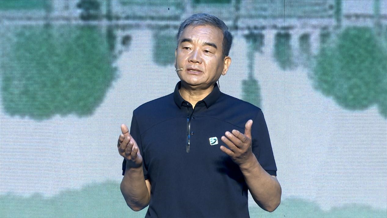 中國博物館協(xié)會理事長劉曙光現(xiàn)場講述。