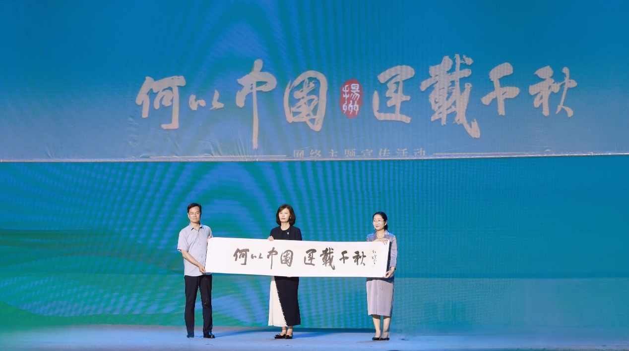 隋唐大運河文化博物館館長曹岳森（左）、揚州中國大運河博物館館長鄭晶（中）、浙東運河博物館負責人張慧（右）共同展卷。