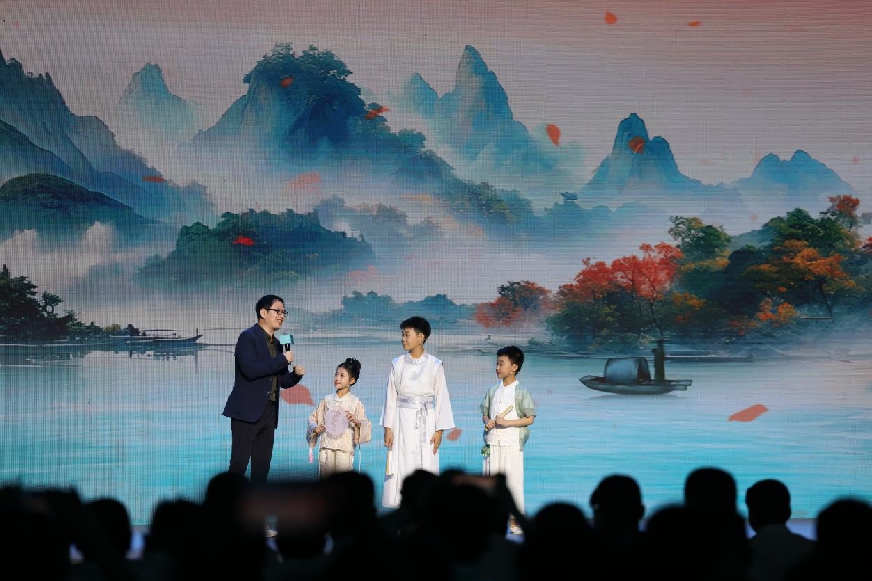 南京師范大學教授酈波（左一）與2024中國詩詞大會選手張可兒（左二）、姜敬曦（右二），揚州市邗江區(qū)實驗學校蔣王小學學生陸俊屹（右一）趣談大運河詩詞文化。