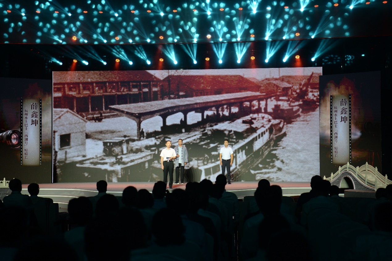 杭州水上巴士“西湖”號原船長薛鑫坤（左）、窯灣古鎮(zhèn)漁民藝術團團長沈召明（中）、港航潤楊6060貨船主楊杰偉（右）現(xiàn)場講述。