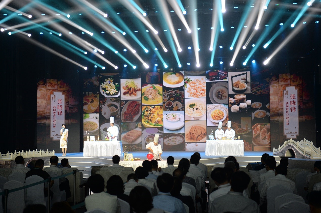 花園國際大酒店廚師長朱燾、西園飯店行政總廚張曉鋒、冶春面點總廚倪秋香、冶春面點制作技藝第五代傳人陳詩雅展示淮揚菜絕技。