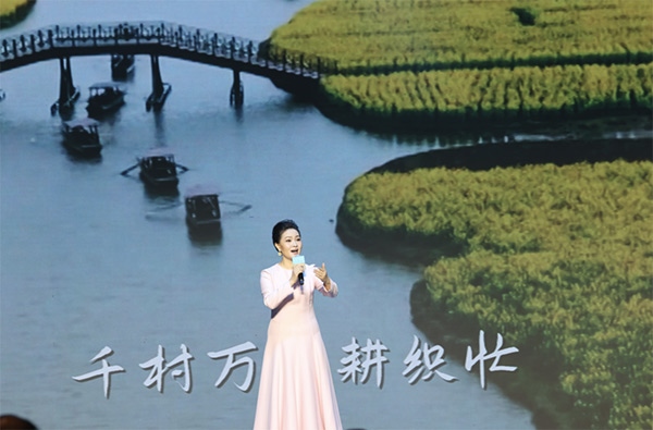 歌唱家、中國音樂學院教授雷佳現(xiàn)場演唱。