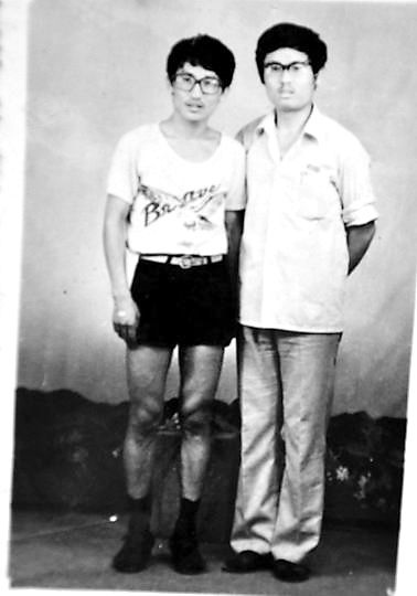薛其坤（左）與大學(xué)同學(xué)合影。