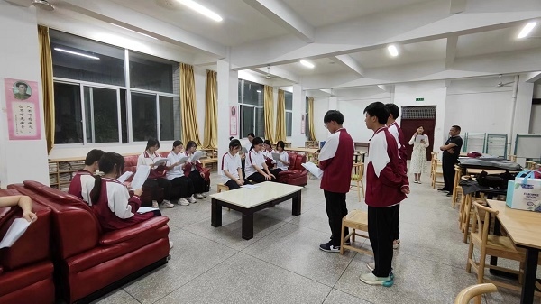 圖②：武平法院法官指導學生彩排。