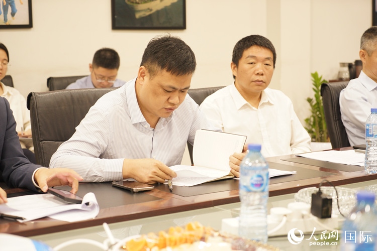 新當選尼日利亞中國礦業(yè)聯(lián)合會會長中國和聯(lián)公司董事長李輝發(fā)言。人民網記者 姜宣攝