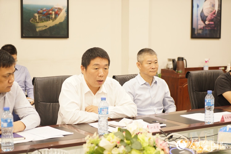 駐尼日利亞使館領僑處主任伊亞奇（中）講話。人民網記者 姜宣攝