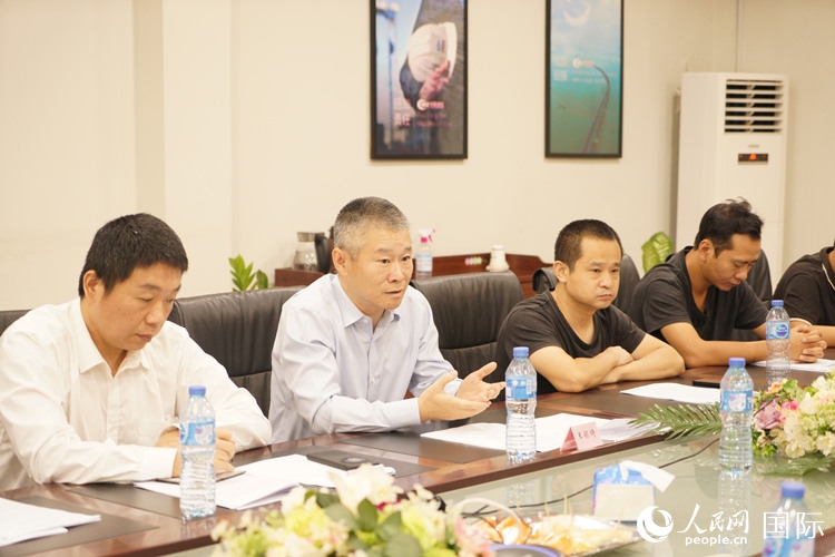 駐尼日利亞使館經商處公參王穎琦（左二）講話。人民網記者 姜宣攝