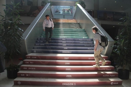 6月24日，在葡萄牙里斯本，與會者準備走進“龍計劃”五期總結研討會暨六期（2024-2028年）啟動會會場。