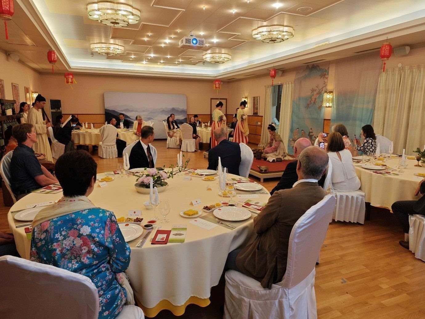 來(lái)賓們觀賞茶藝表演和品嘗中華美食。中國(guó)駐瑞典大使館供圖