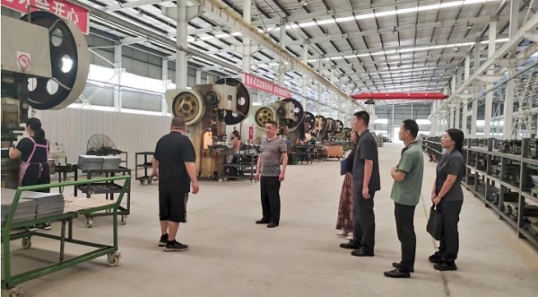 大渡口區(qū)法院法官回訪已盤活的被執(zhí)行企業(yè)。