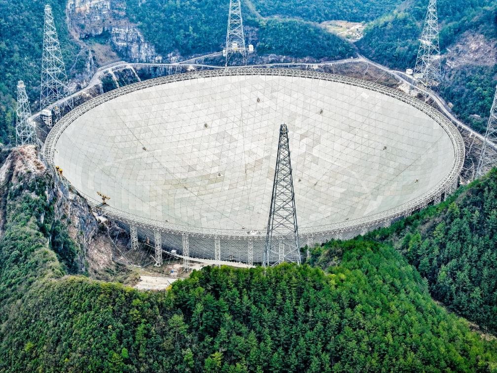 這是2024年2月26日拍攝的位于貴州的“中國(guó)天眼”（無人機(jī)全景圖片，維護(hù)保養(yǎng)期間拍攝）。新華社記者 歐東衢 攝
