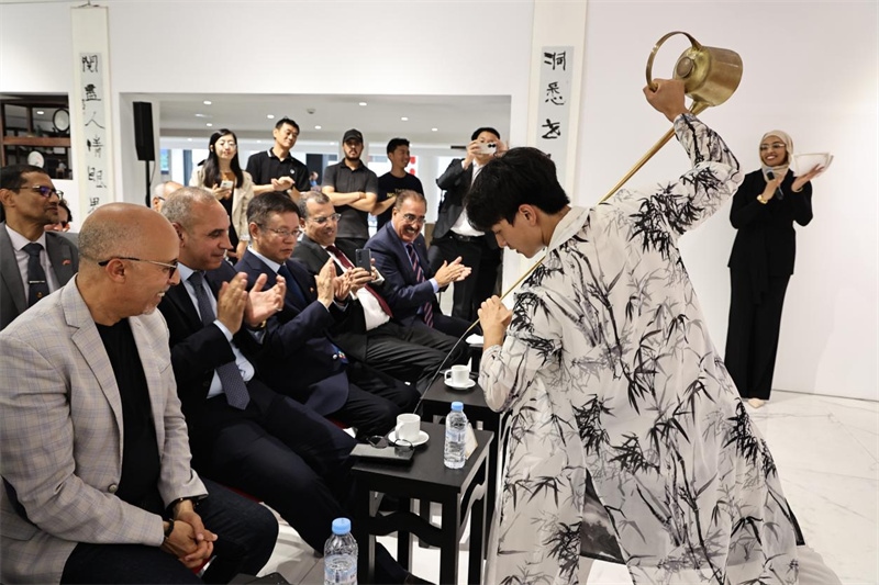 長(zhǎng)嘴壺斟茶。拉巴特中國(guó)文化中心供圖