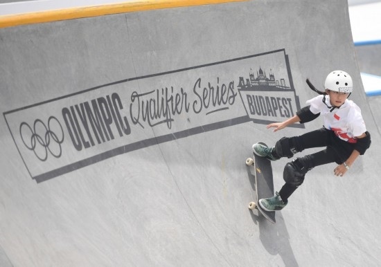 6月20日，鄭好好在比賽中，她在預(yù)賽中最佳成績(jī)?yōu)?2.60分。當(dāng)日，巴黎奧運(yùn)會(huì)資格系列賽布達(dá)佩斯站滑板女子碗池預(yù)賽在布達(dá)佩斯舉行。新華社記者 賀燦鈴 攝
