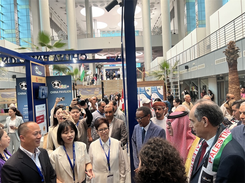 沙特廣播電視局首席執(zhí)行官、阿廣聯(lián)主席穆罕默德（右二）、阿廣聯(lián)秘書長蘇萊曼（右三）等阿拉伯國家嘉賓參觀展臺。主辦方供圖