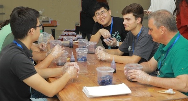 葡萄牙魯班工坊師生扎染體驗(yàn)。天津機(jī)電職業(yè)技術(shù)學(xué)院供圖