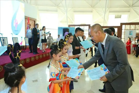 △當(dāng)?shù)貢r(shí)間6月27日，2024“未來世界”國際青少年藝術(shù)展演在塔吉克斯坦國家博物館開幕。