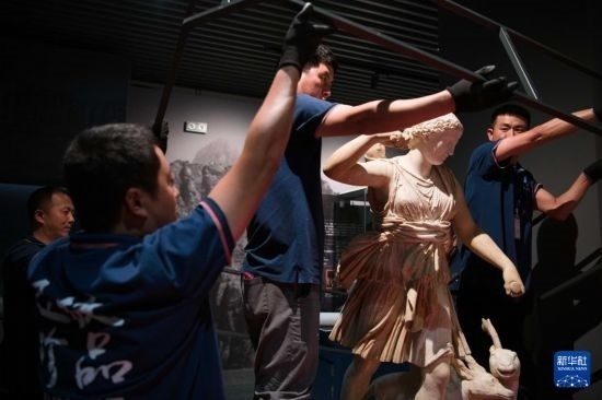 7月2日，工作人員將開(kāi)箱后的古希臘文物放置在展臺(tái)上。新華社記者 張端 攝