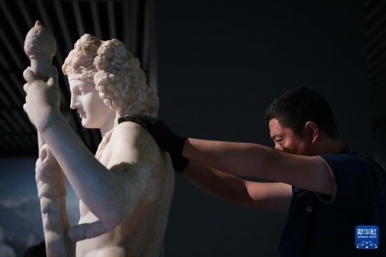 7月2日，工作人員將開(kāi)箱后的古希臘文物放置在展臺(tái)上。新華社記者 張端 攝