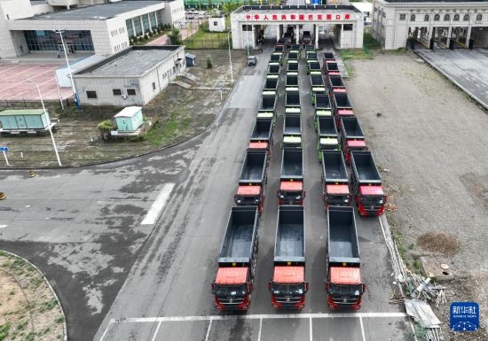 7月2日，車輛在巴克圖口岸辦理通關(guān)手續(xù)（無(wú)人機(jī)照片）。新華社發(fā)（馬丁 攝）