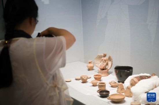 7月2日，開(kāi)箱后的古希臘文物被工作人員移入展柜。新華社記者 張端 攝