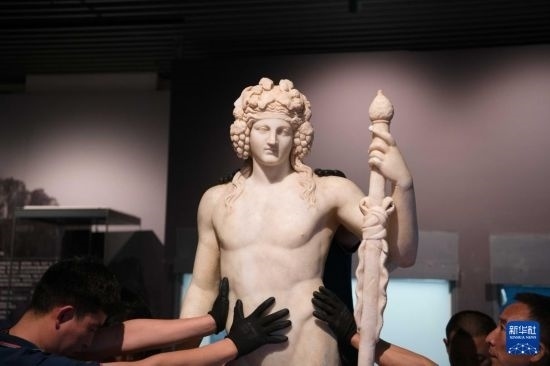7月2日，工作人員將開(kāi)箱后的古希臘文物放置在展臺(tái)上。新華社記者 張端 攝