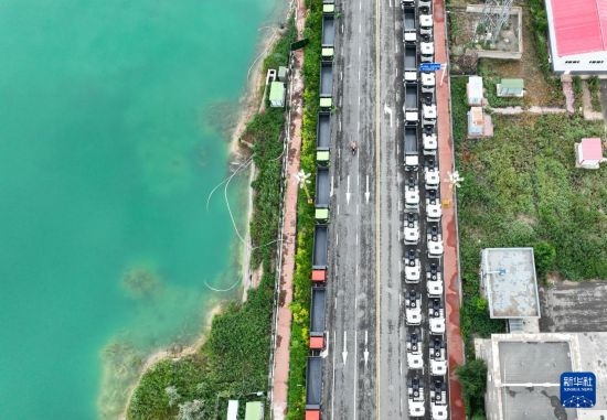7月2日，車輛在巴克圖口岸有序出境（無(wú)人機(jī)照片）。新華社發(fā)（馬丁 攝）