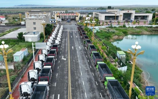 7月2日，車輛在巴克圖口岸有序出境（無(wú)人機(jī)照片）。新華社發(fā)（馬丁 攝）