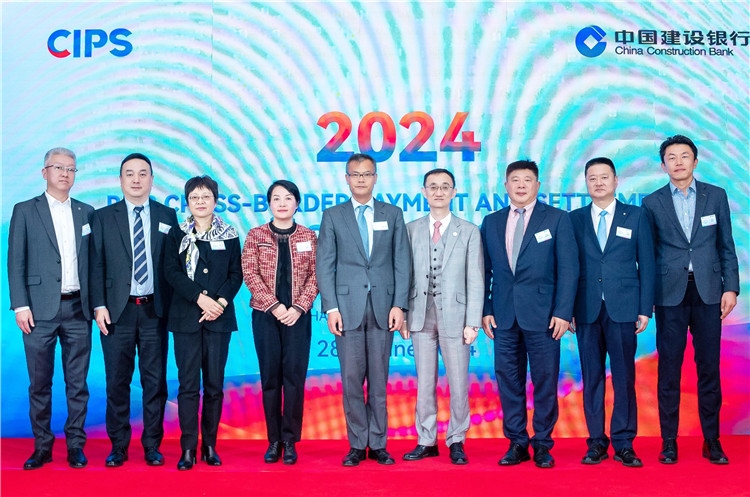 鄭冰開公使與CIPS公司、建行總行以及在南中資銀行合影、留念。（中國(guó)建設(shè)銀行約翰內(nèi)斯堡分行供圖）