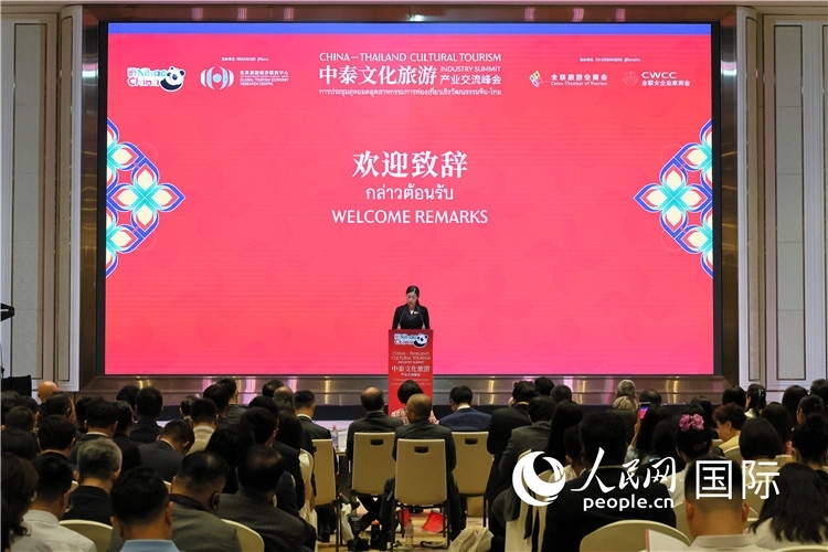 泰國(guó)文化部副部長(zhǎng)普洛伊·塔尼庫(kù)發(fā)表演講。