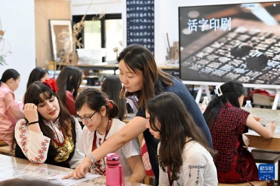 7月3日，外國學(xué)生在了解中國文化。新華社記者 李然 攝