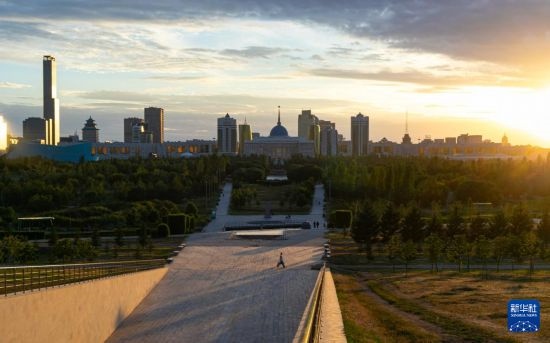 這是7月2日拍攝的哈薩克斯坦首都阿斯塔納的天際線。新華社記者 白雪騏 攝