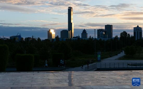 這是7月2日拍攝的哈薩克斯坦首都阿斯塔納市中心的建筑群。新華社記者 白雪騏 攝