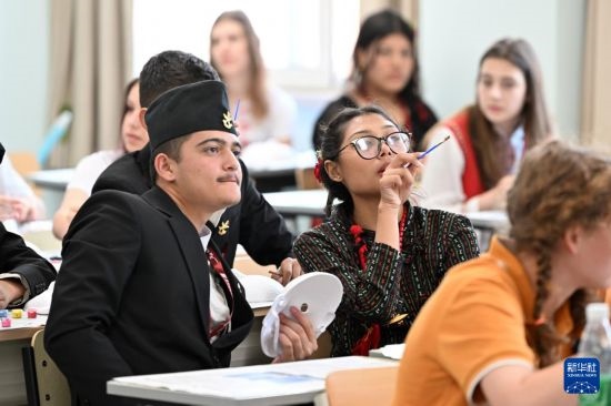 7月3日，外國學(xué)生在學(xué)習(xí)中國文化。新華社記者 李然 攝