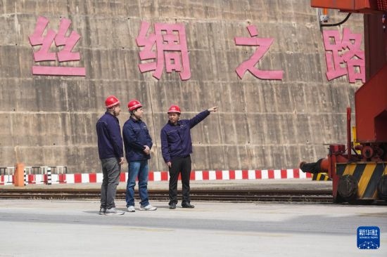 中哈兩國工作人員在中哈連云港物流合作基地交流（2023年5月10日攝）。新華社記者 季春鵬 攝