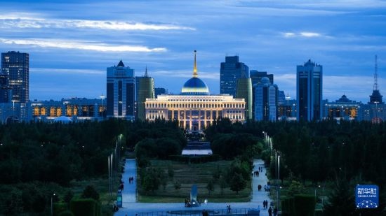 這是7月2日在哈薩克斯坦首都阿斯塔納拍攝的總統(tǒng)府及城市建筑。新華社記者 王建華 攝