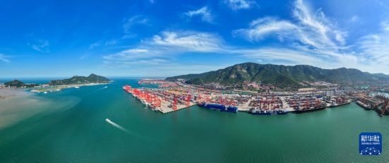 6月26日，貨輪?？吭谶B云港港集裝箱碼頭（無人機照片）。新華社記者 季春鵬 攝