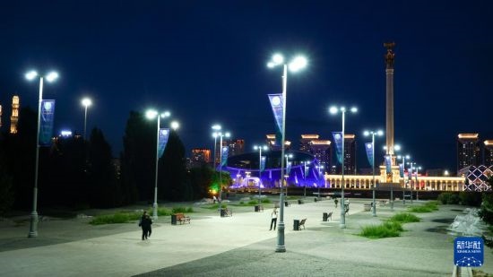 這是7月2日在哈薩克斯坦首都阿斯塔納拍攝的獨立廣場上的紀念柱（右后）。新華社記者 王建華 攝