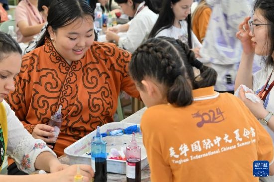 7月3日，外國學(xué)生在了解中國的染布技術(shù)。新華社記者 李然 攝