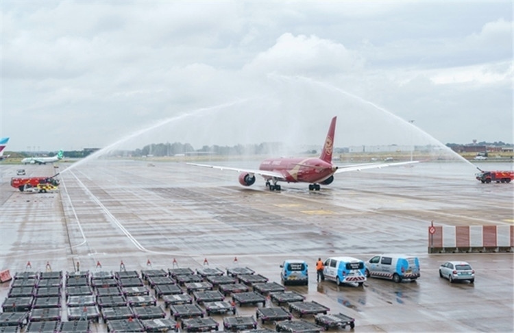 圖為布魯塞爾-上海返程航班出發(fā)前，布魯塞爾機(jī)場(chǎng)方面為返程航班舉行水門儀式。吉祥航空供圖
