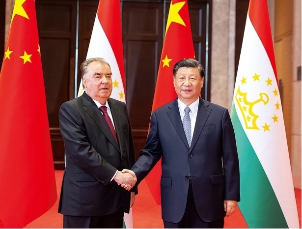 2023年5月，國(guó)家主席習(xí)近平在西安同來華出席中國(guó)—中亞峰會(huì)并進(jìn)行國(guó)事訪問的塔吉克斯坦總統(tǒng)拉赫蒙會(huì)談。新華社記者 丁海濤 攝